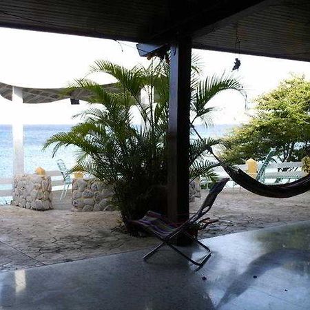 Settlers Beach Hotel 圣詹姆斯 外观 照片